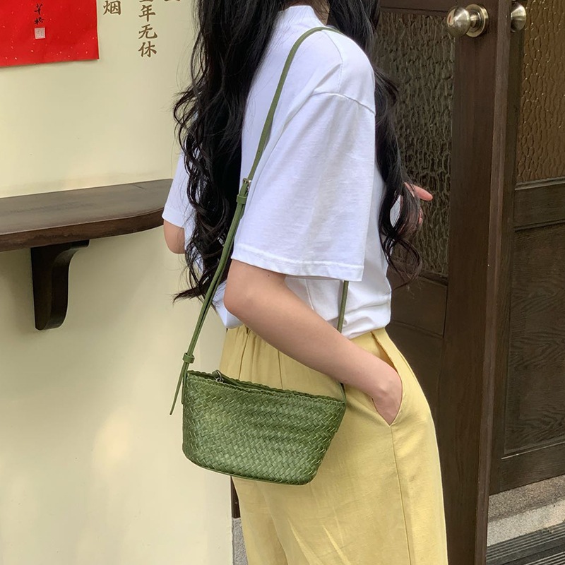手作り頭層牛革編みボートバッグ2025新型小衆真皮元宝餃子バッグ女性ショルダーバッグ