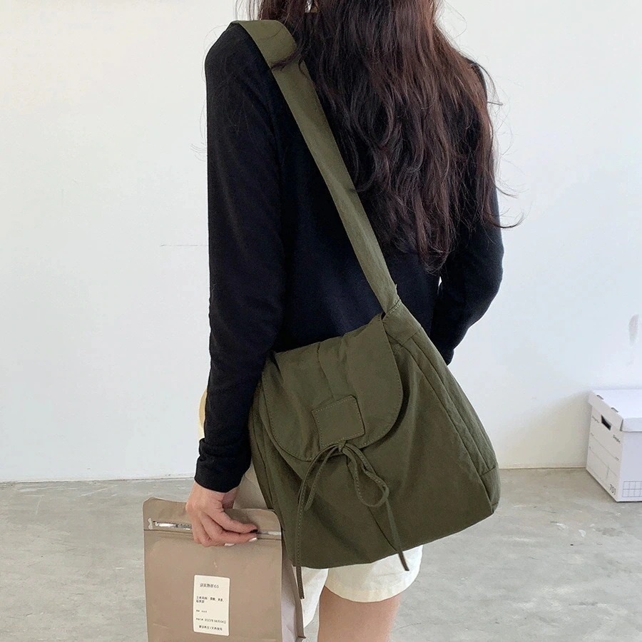 学生向けカジュアル韓国風斜め掛けバッグ 用フリップカバー付き小規模デザインの新作小型スクエアバッグ ナイロン製レディースシングルショルダーバッグ 女性用斜め掛けシングルショルダーバッグ