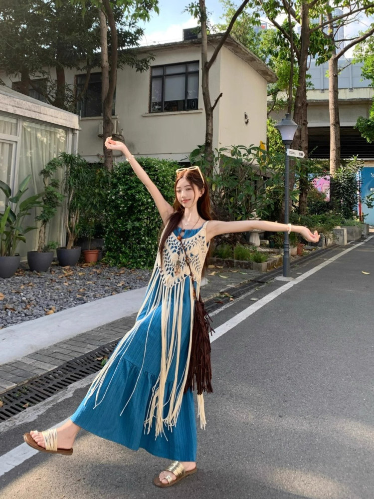 リゾート風タッセルデザインのレイヤードスタイル透かし彫りカバーアップとキャミソールの女性用夏のファッションセット