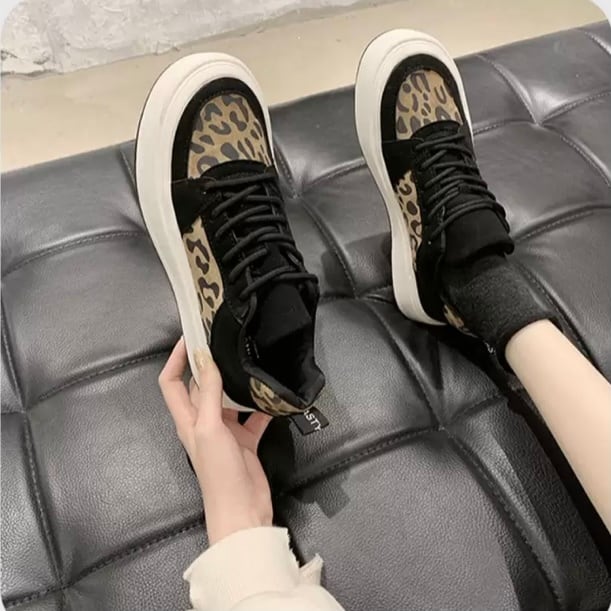 スニーカー 靴 厚底 l ヒョウ柄 豹 レオパード シューズ レディース 黒 白 バイカラー 大人かわいい 個性的 おしゃれ フラット 靴 クツ ブラック ホワイト アニマル プリント 厚底 ロゴ 5,413円