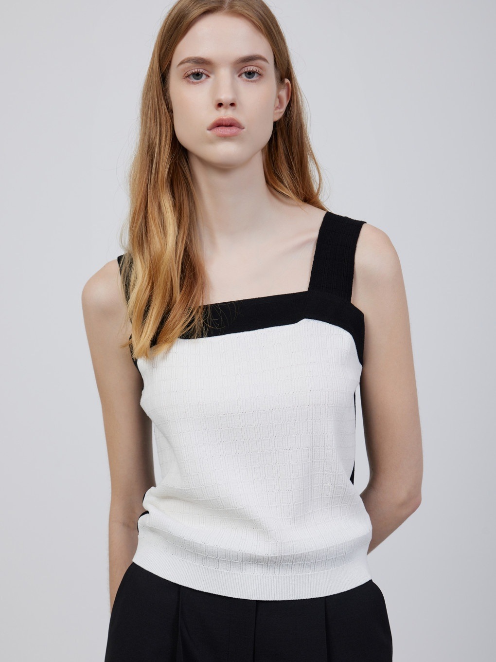 ツーウェイカラーブロックスリーブレスニットトップ