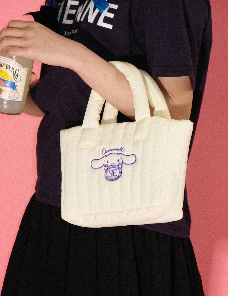 【Sanrio コラボ】シナモロールジャカード パディングバッグ Cinnamoroll Jacquard Padding Bag ふわふわ キルティングバッグ 2色展開 9,360円