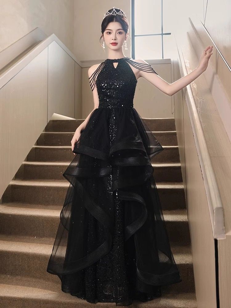 黒いカチューシャの女性の声楽合唱ピアノが誕生日パーティーのスカートに演奏されます