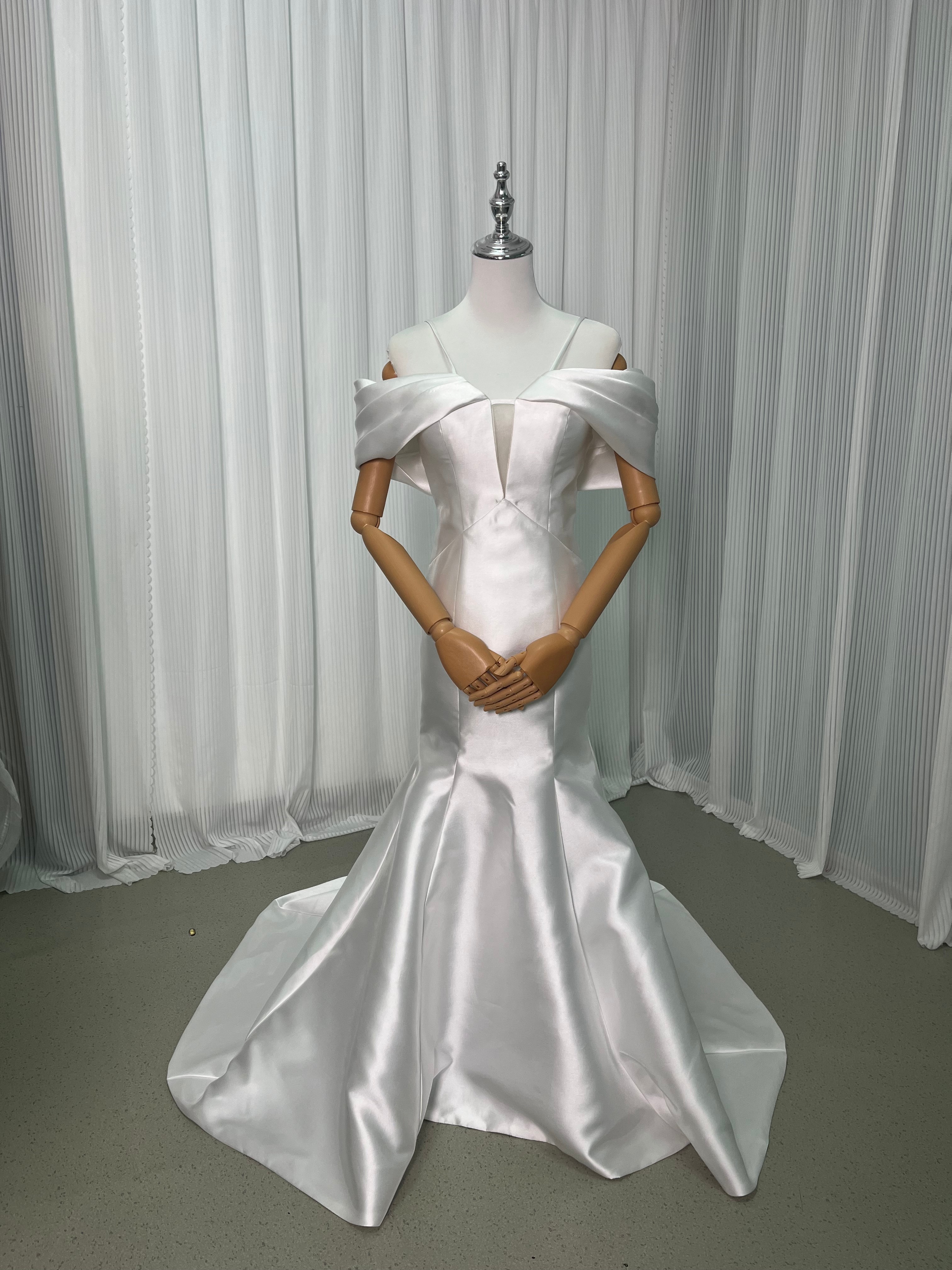 キャミソール オフショルダー マーメイドライン パーティードレス デザイン感 光沢サテン 発表会など 色直し