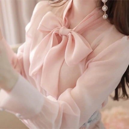 ボウタイシフォンブラウス トップス ブラウス 袖あり 長袖 スタンドカラー シフォン リボン 透け感 シースルー ポリエステル かわいい 大人可愛い きれいめ シンプル 大人 上品 おしゃれ お洒落