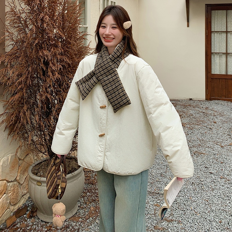 韓国の格子縞のスカーフのダウンジャケット2024新しい老化の大学様式の緩く厚くされた白いアヒルのダウンジャケット