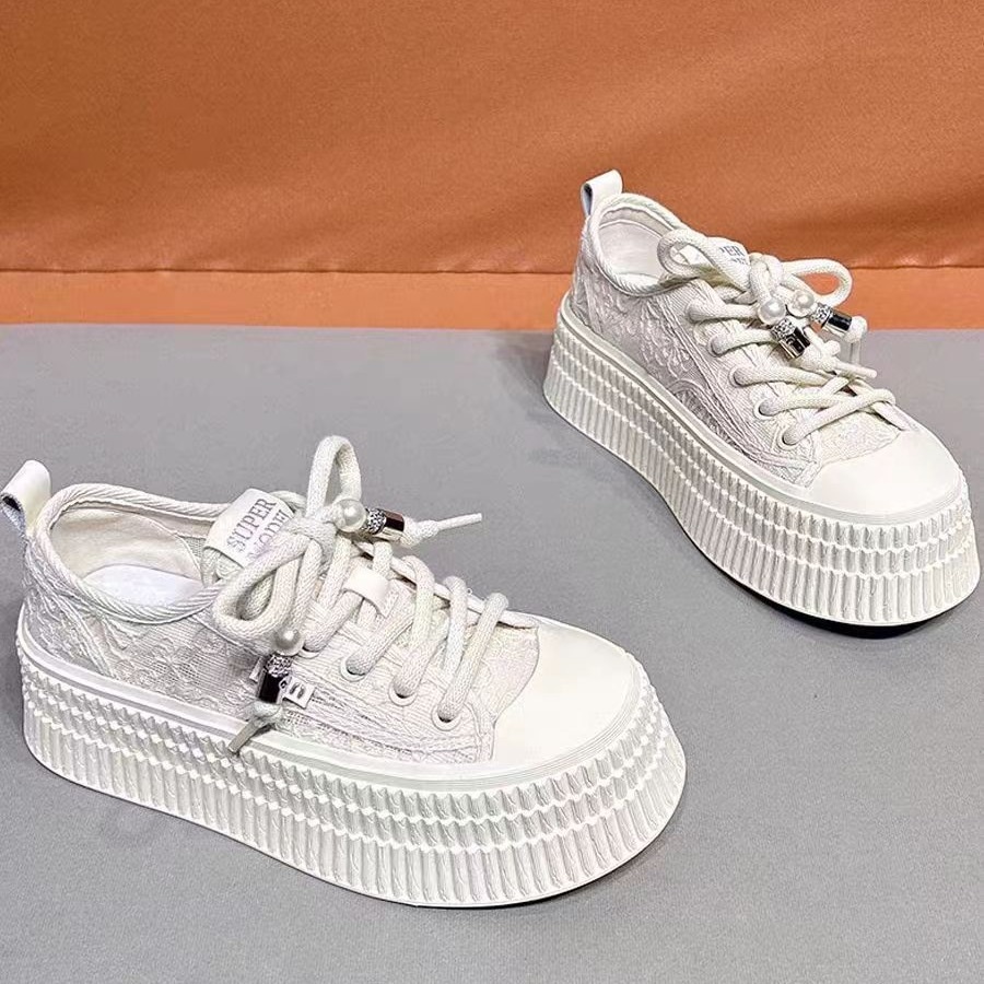 女性用ホワイトシューズ薄型スタイル2025年夏新作レースメッシュ通気性厚底女性用アウトドアカジュアルスポーツシューズ