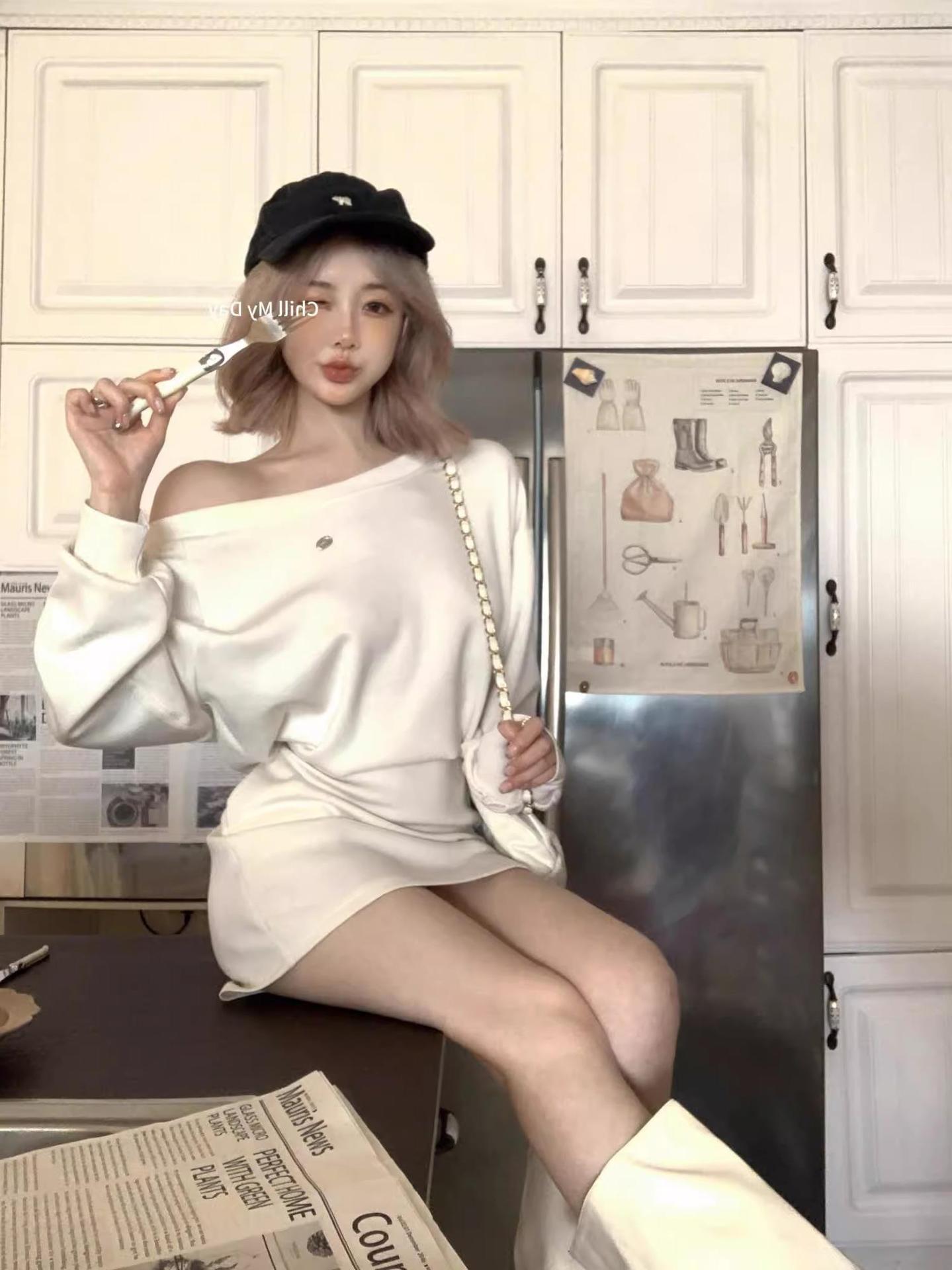 ハイエンドのカスタマイズ-初秋の女性のためのフランスの斜めのオフショルダー長袖スウェットシャツドレス初秋の女性のためのセクシーなスリムフィットヒップハグショートスカート