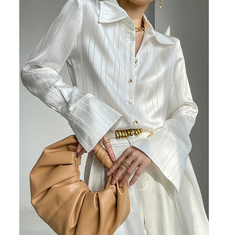 女性用アセテートサテンストライプホワイトシャツ肩がまっすぐでフランスのプロフェッショナルスタイル流れるようなドレープで春と秋の重ね着に です