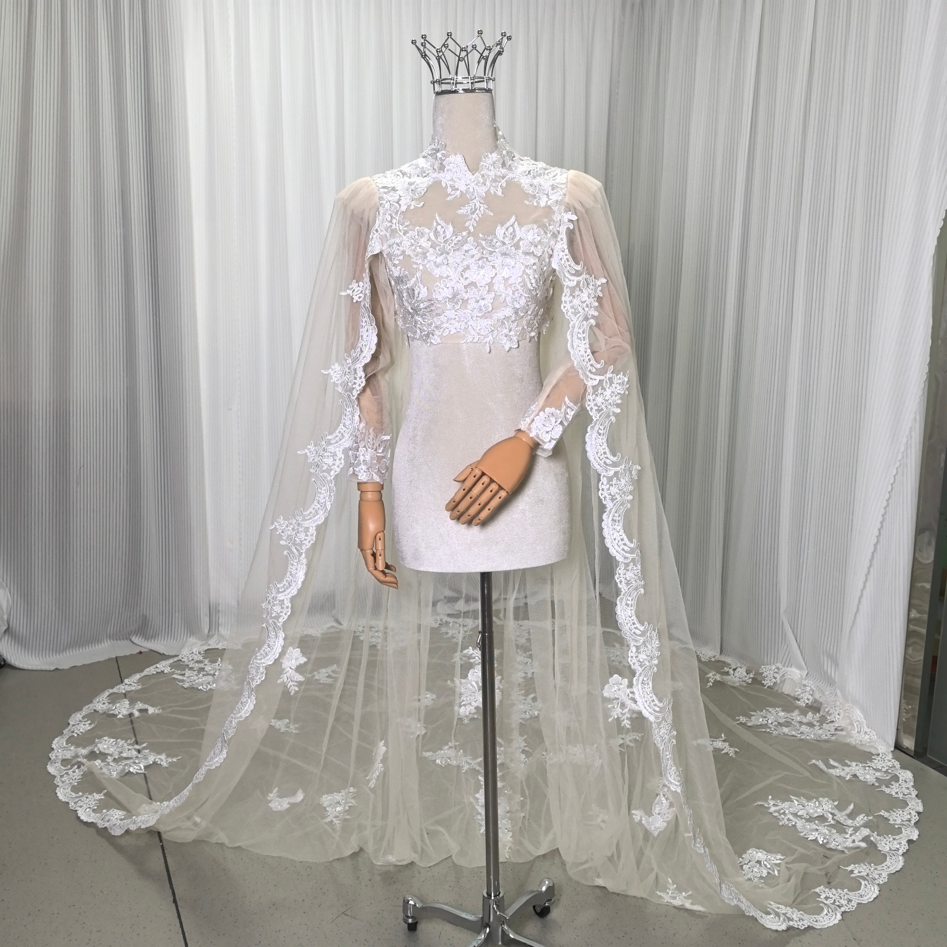 ウェディングドレス マント アイボリー 花柄のモチーフ刺繍が美しく 華やかなトレーン