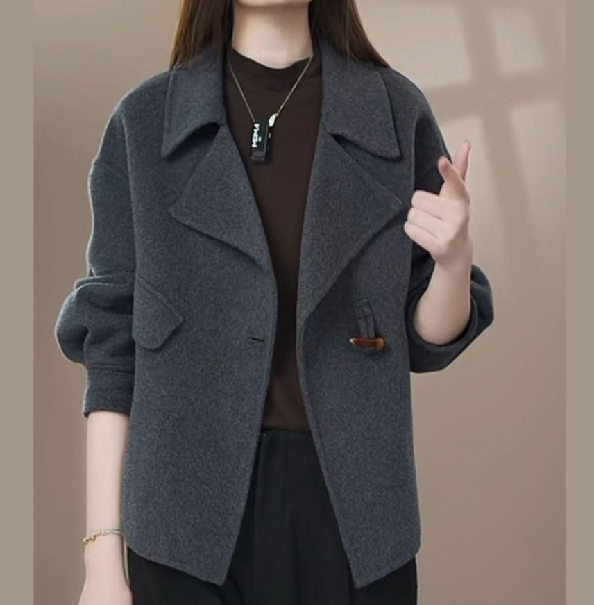 小柄な女性のためのショート丈の厚手ウールコート787