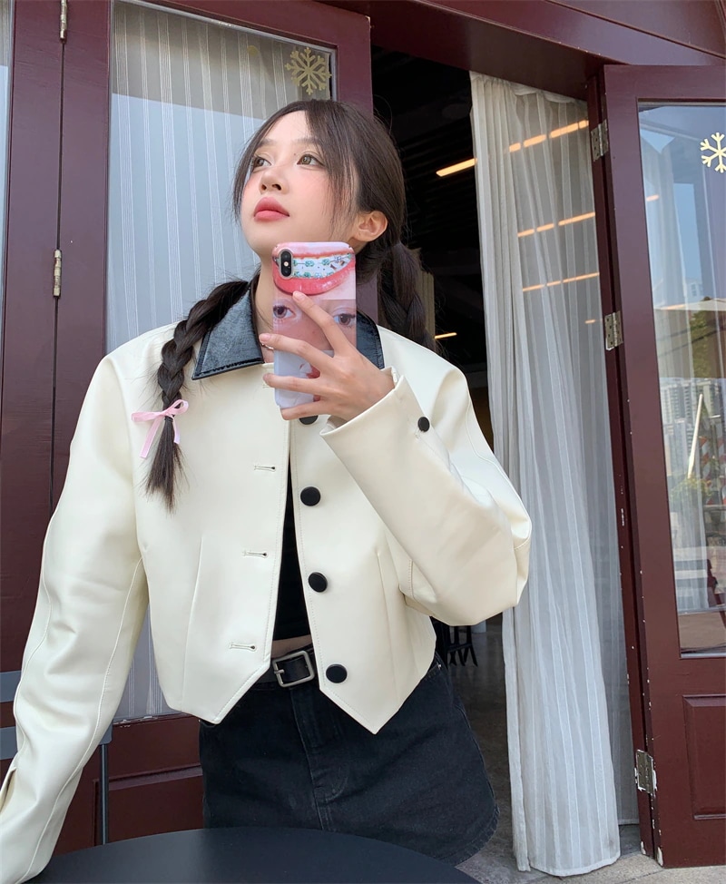 2023年秋の女性用コントラストカラーレザージャケット新しいアメリカンレトロデザインラペル付きルーズでスリムなショートトップ