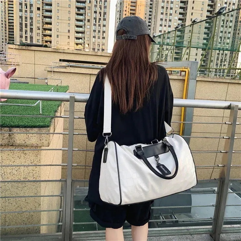 【急速出荷!】SNS韓国レザー 旅行バッグ 通学 男女兼 大容量 遠足 登山 スポーツ 2WAY ショルダーバッグ30%までに制限 4,726円