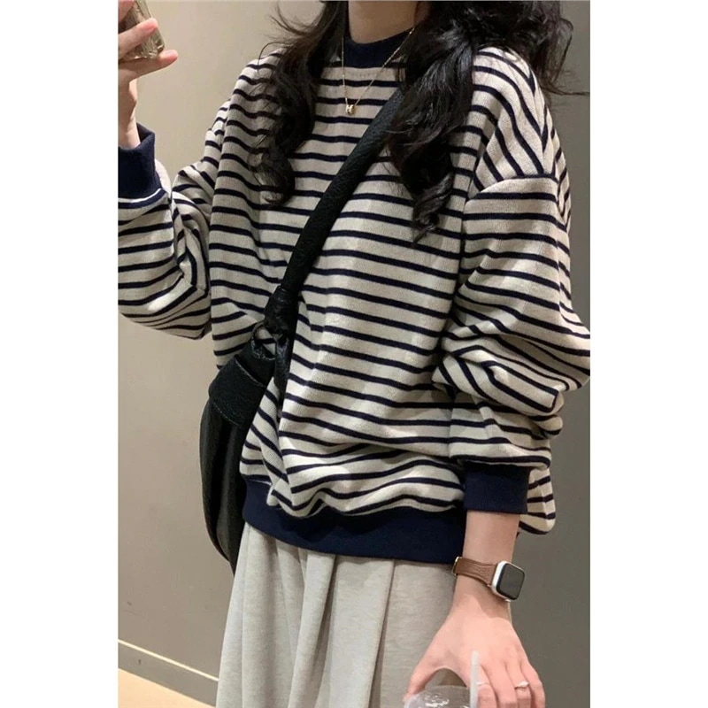 女性用レトロストライプ長袖クルーネックスウェットシャツ2025年秋の新スタイルゆったりとしたデザインカジュアルで万能なプルオーバートップ