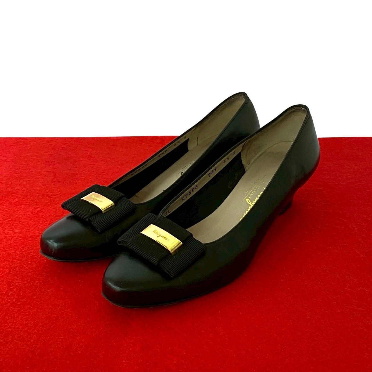 ロゴ リボン 金具パンプス レザー ブラック 41980