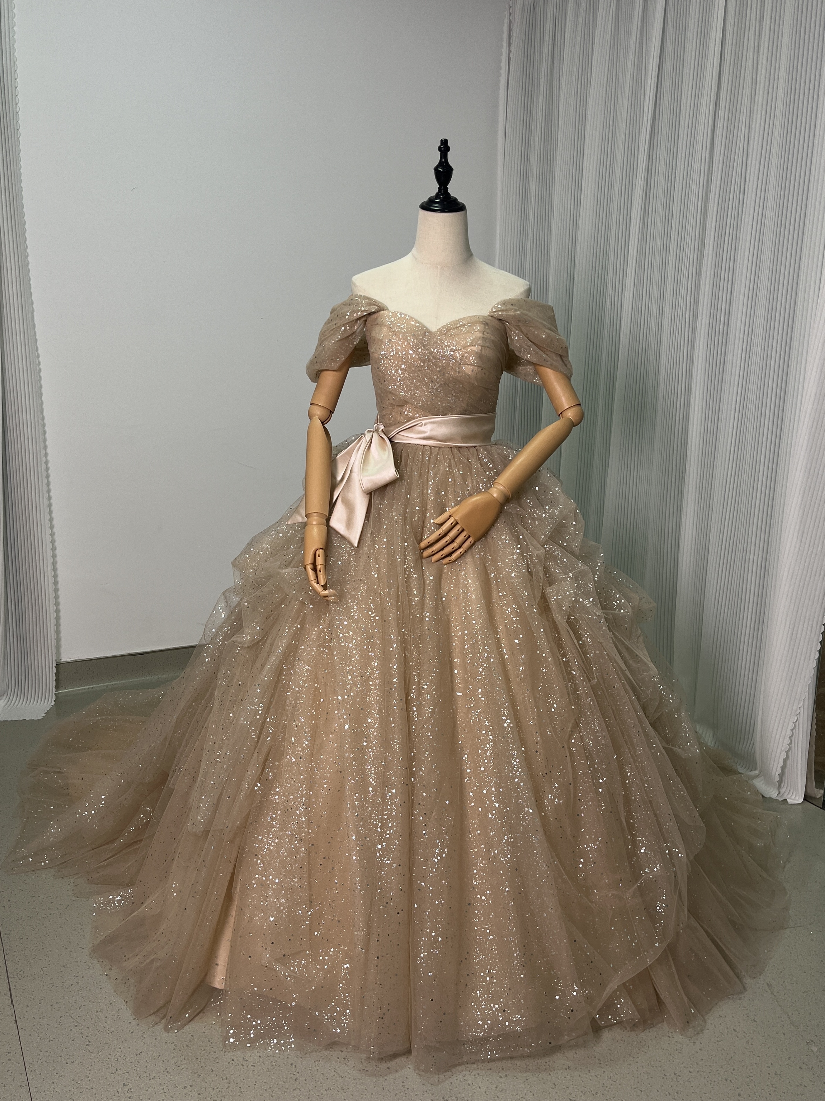美品！シャンパン色 カラードレス キラキラチュール オフショルダー ラッフルフリル サッシュベルト 花嫁/前撮り