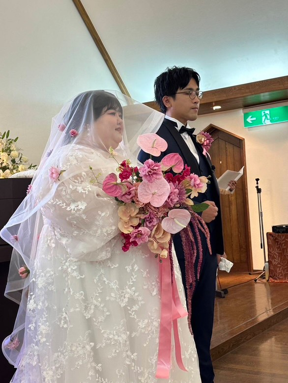 実例写真！ウエディングドレス Vネック 長袖 贅沢な総レース 結婚式/披露宴 大きいサイズ 可愛い