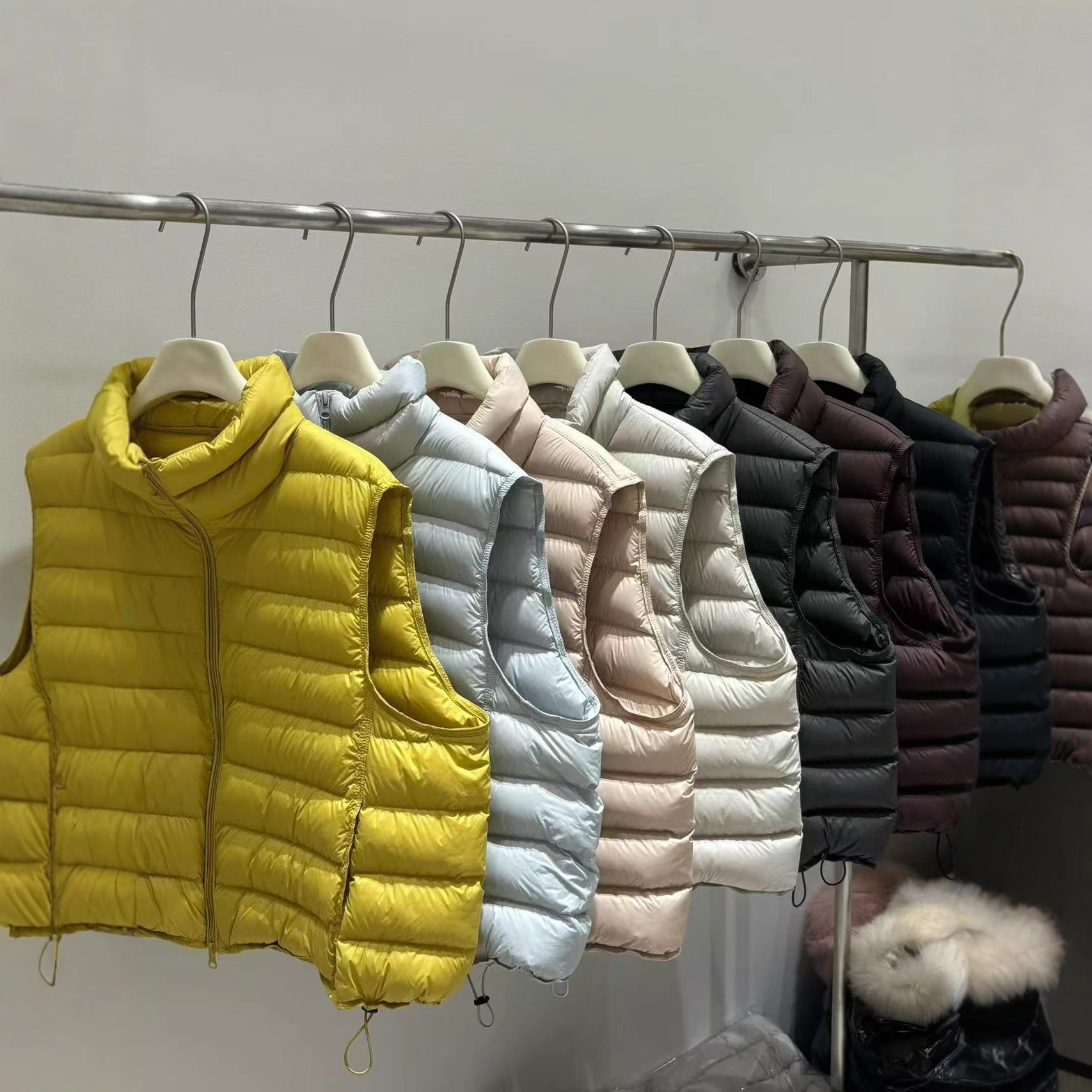 スタンドカラーとリブ編みのデザインが特徴の小柄な女性向けの新しいスタイルの超かわいいショート丈ホワイトダックダウンベスト