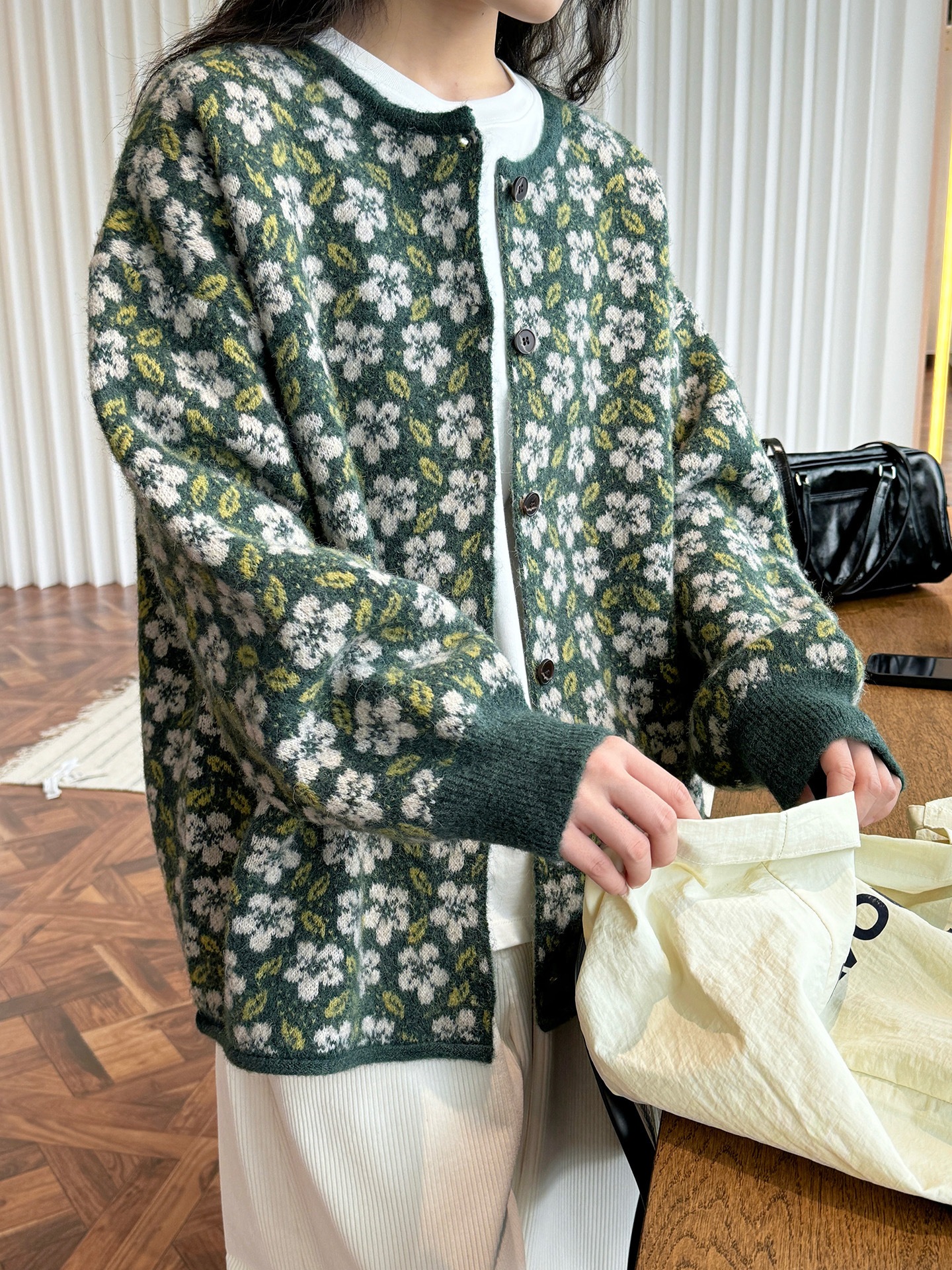 早春の新型日本系のレトロで怠惰な緑の花のウールのニットのカーディガンは繊細で肌に優しい上着の女性です