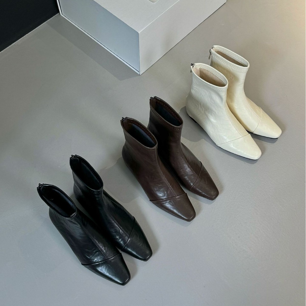 ショートブーツ 2024 レトロ 小ぶり スクエアトゥ レディース 太ヒール レザー バックジッパー レディースブーツ 4,338円