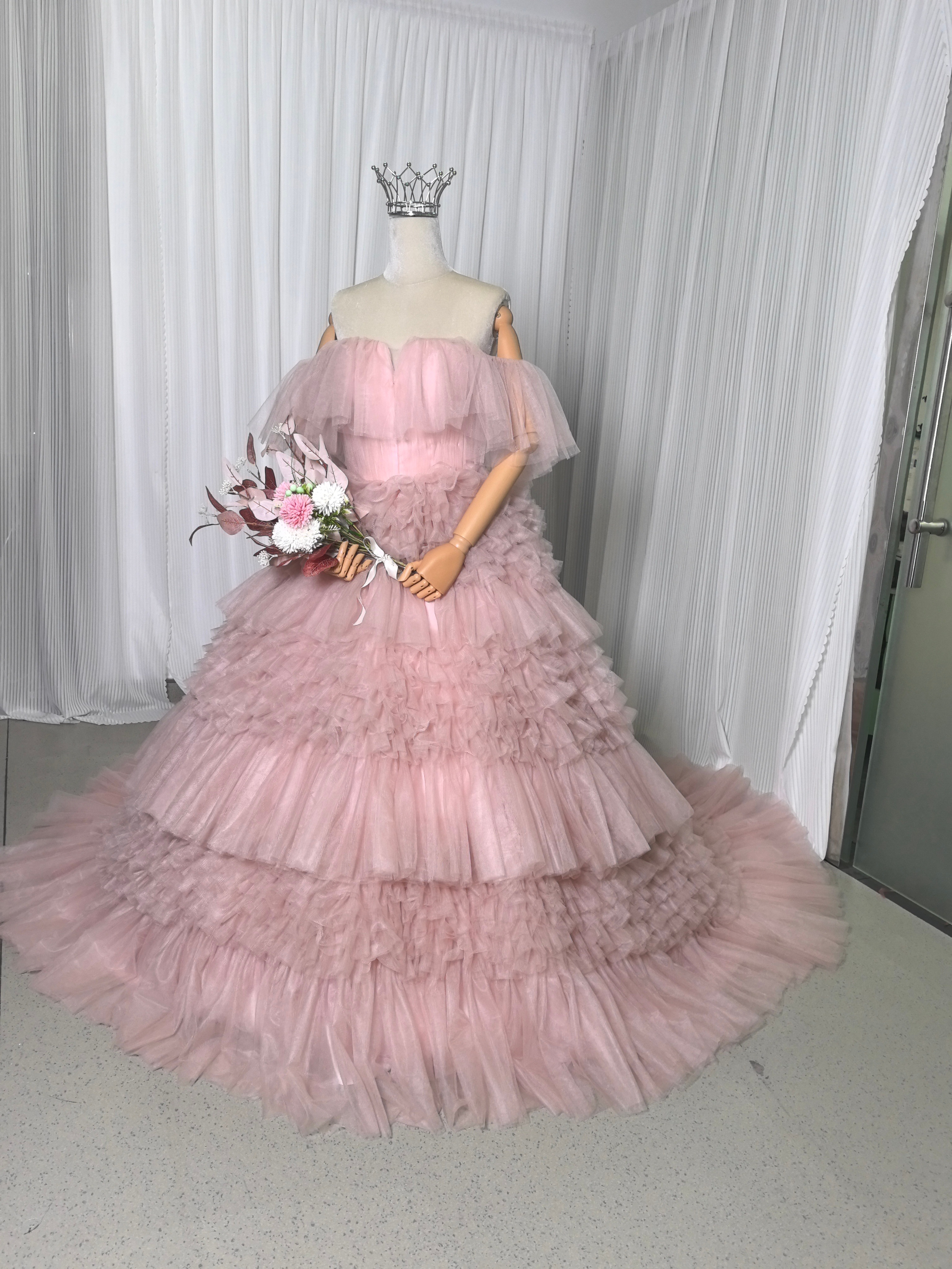 ウエディングドレス ピンク オフショルダー プリンセスライン レイヤードドレス 華やかなトレーン ソフトチュール フレアスカート