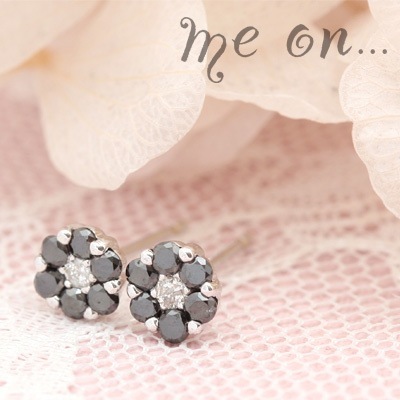 me on... 14金 K14 ホワイトゴールドまるい花が咲かせた黒のダイヤブラックダイヤモンド天然ダイヤモンドラグジュアリーフラワーピアス 発送目安：２３週間