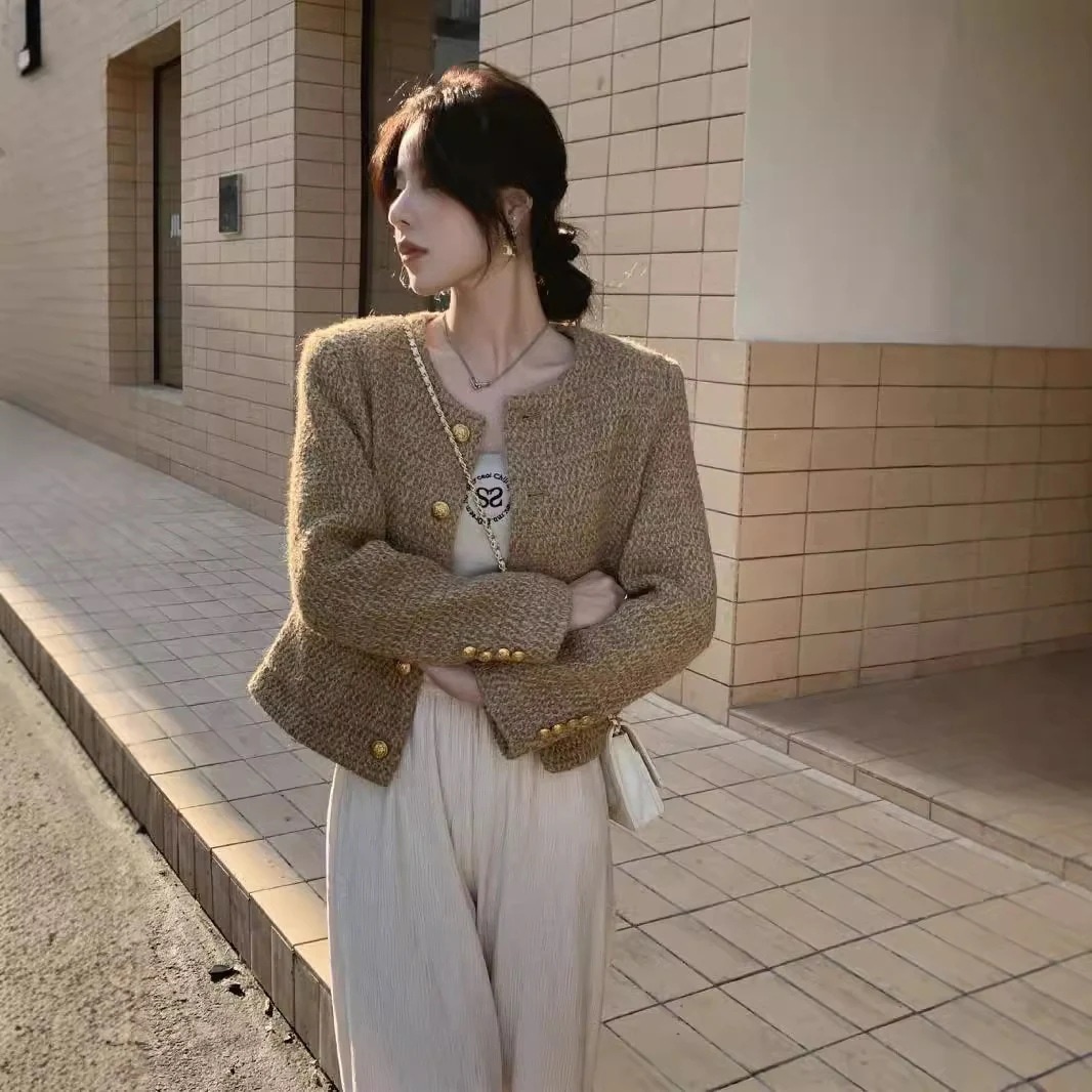 （細工が凝っている）ハイエンドでファッショナブルで汎用性の高い気質の通勤スタイルの小さな短いジャケットを持つ女性のための新しい秋のフランスの小さなフレグランスジャケット