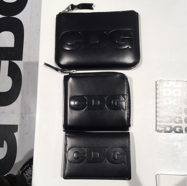 COMME des GARCONS ロゴ入りケース COMME des GARCONS 新品 コムデギャルソン Huge Logo Card Case