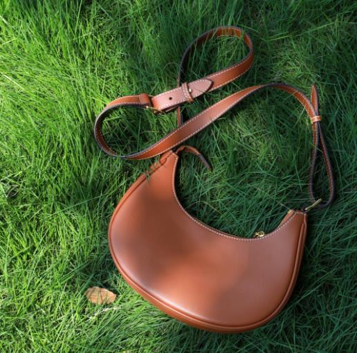 2024年の新しいファッションレザーレディースシンプルなハーフムーンレザーハンドバッグ