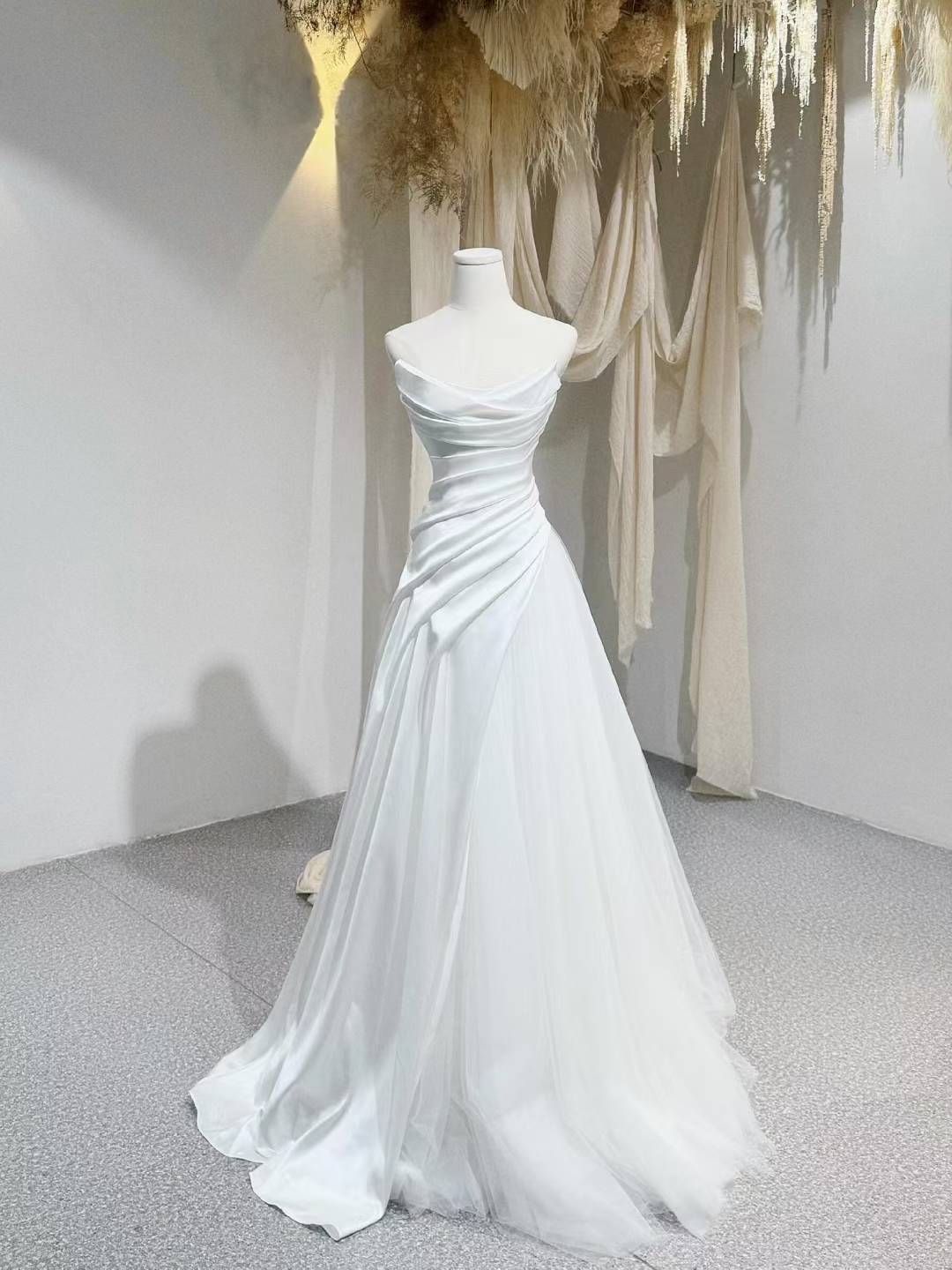 ウエディングドレス 純白 スリット ベアトップ 細見えシルエット ソフトチュール 短トレーン 結婚式 前撮り 28,258円