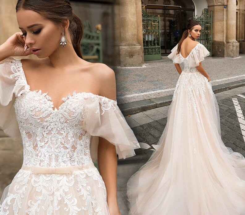 韓国ファッション 二次会 結婚式 パーティードレス 森系背中見せ花嫁トレーディン ウエディングドレス シンプルワンワードショルダー花嫁ウエディングドレス演奏会