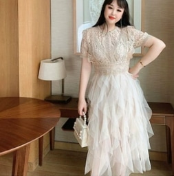 レース ワンピース シフォン 透け感 ひらひら ミモレ丈 Uネック セミフレア スリム 細身 ストレート スマート 刺繍 フリル 切り替えデザイン 編み込み シースルー 薄手 大人可愛い きれいめ