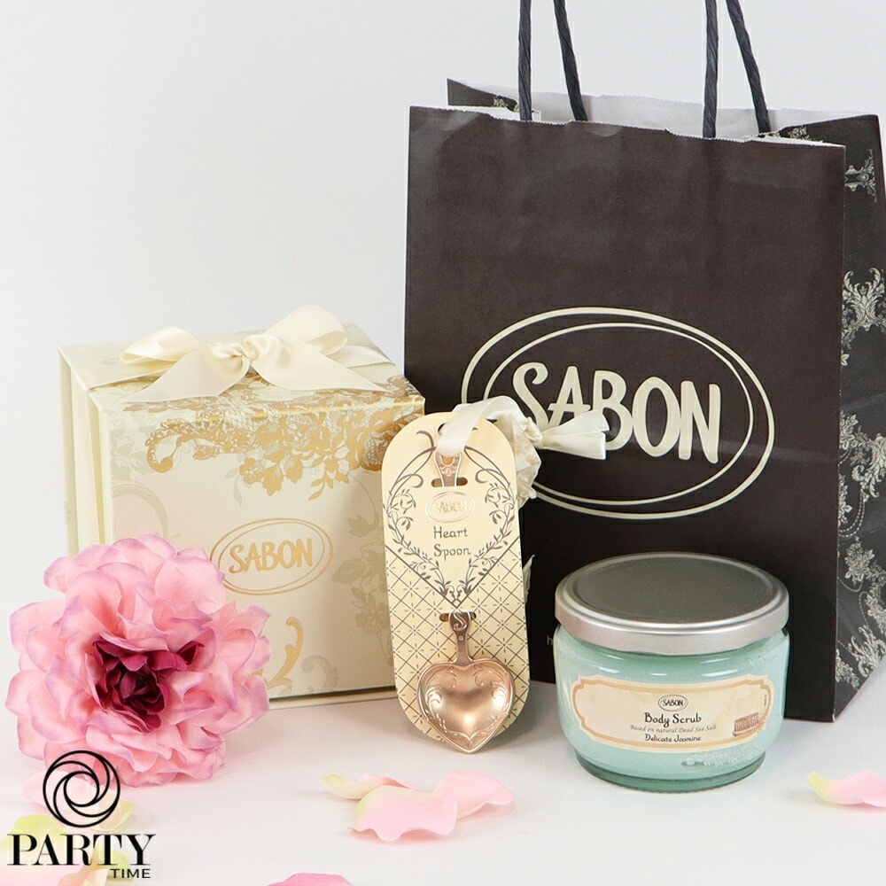 SABON 【デリケートジャスミン ギフトセット B】 ボディスクラブ + ハートスプーン + フラワーコサージュ (ラッピング済)【季節のダリアコサージュ】