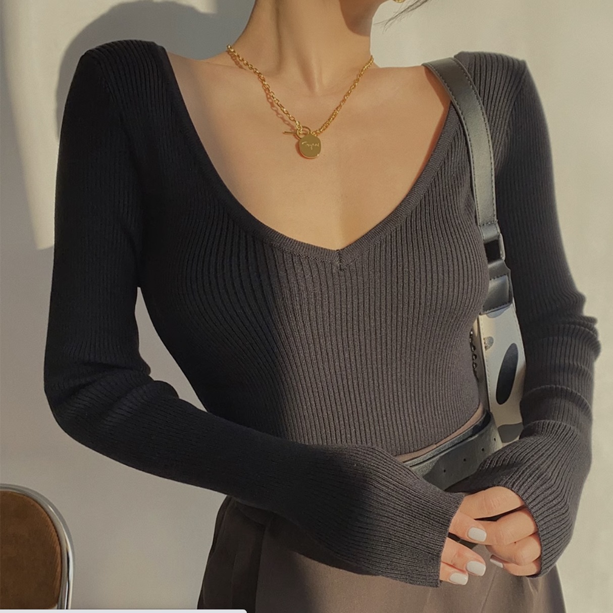 リブニット ボトムスシャツ トップス ニットソー ショート丈 長袖 Vネック スリム リブ ニット 薄手 かわいい きれいめ シンプル カジュアル 大人 上品 おしゃれ かっこいい こなれ感 クール