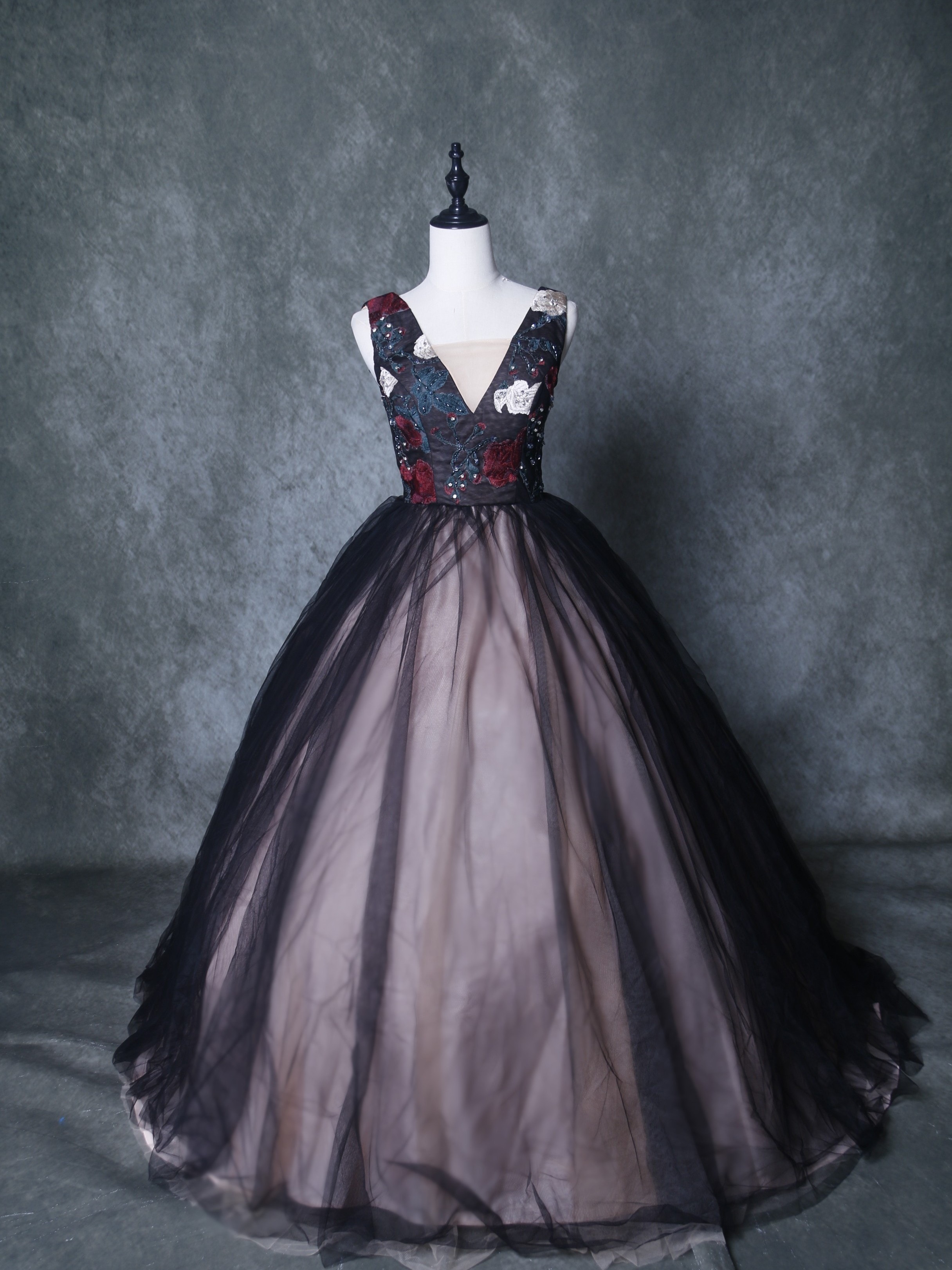 エレガント カラードレス 黒 キラキラ光る刺繍 Vネック 編み上げ クラシカル 拳式