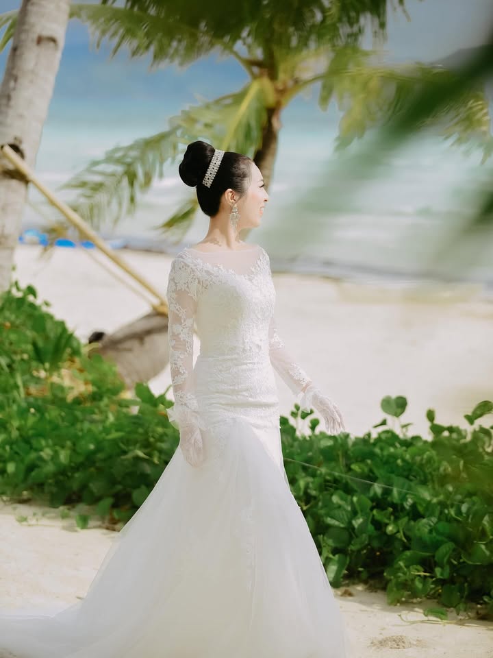 実例写真！ ウエディングドレス オフホワイト 贅沢な総レース ラウンドネック ロングスリーブ ソフトマーメイドライン 結婚式 前撮り 43,225円