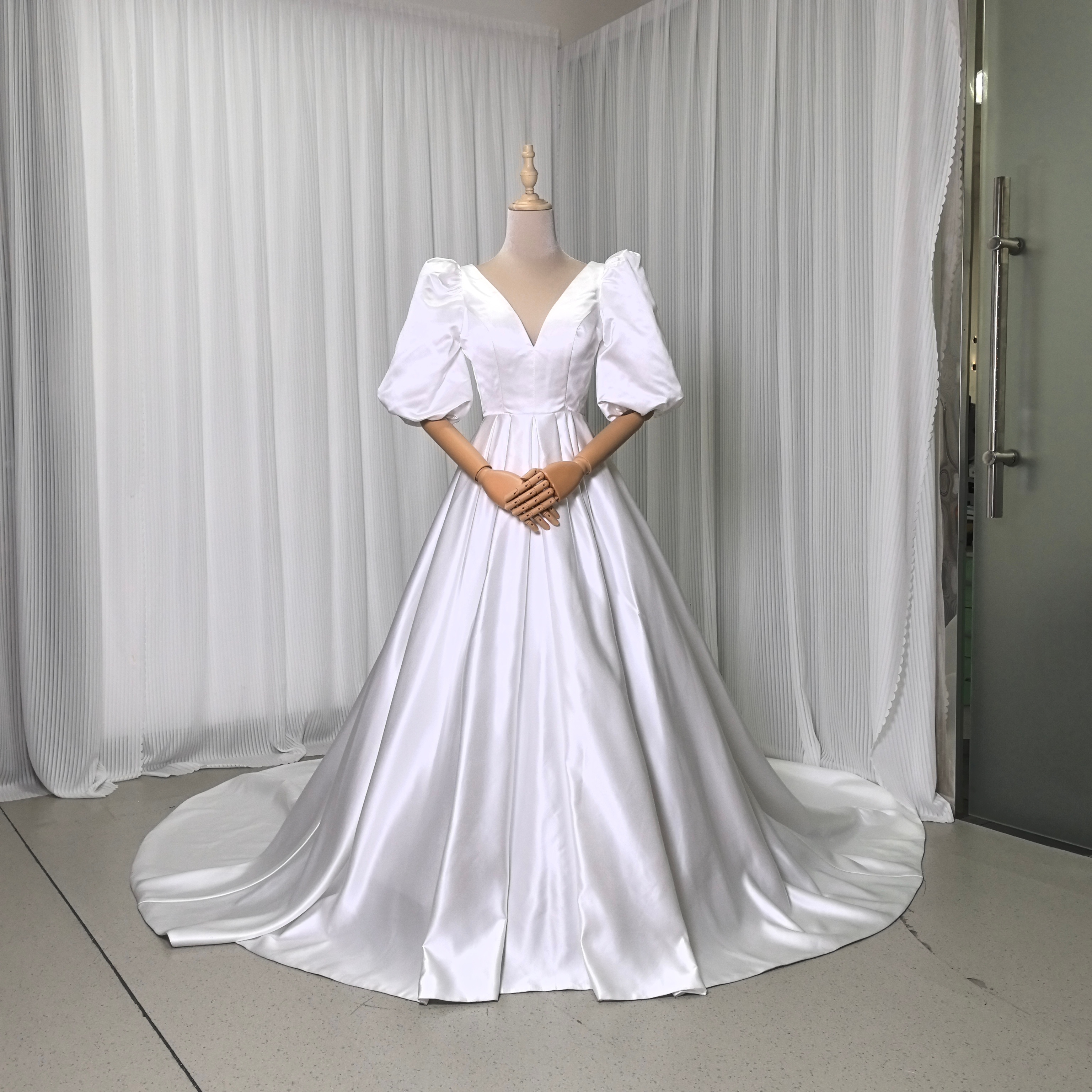 ウェディングドレス Vネック プリンセスライン パフスリーブ 背中見せ ロングトレーン 拳式
