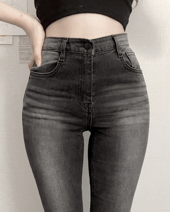 [私が探していた痩せて見えるロングなフィット感/背の低い女性も可能] ブラック ウォッシング ラインフィット ロングブーツカット 半ハイウエスト デニムジーンズ (2size)デニム・ジーンズ