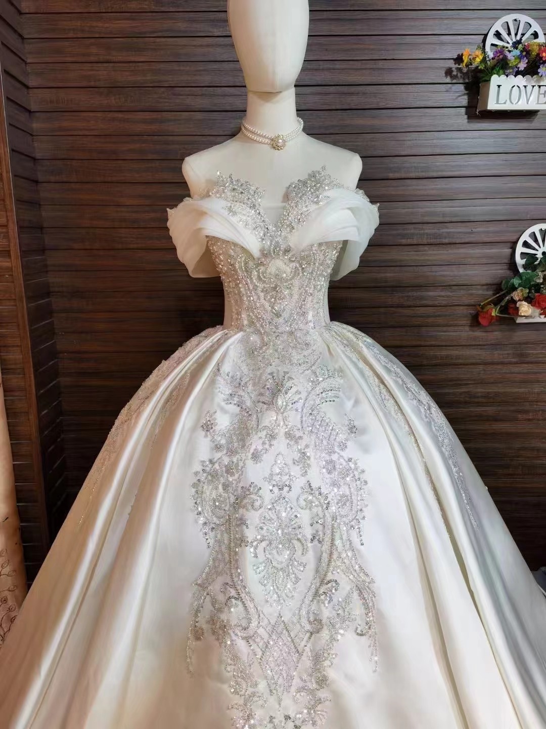 豪華！韓国風ドレス オフショルダー キラキラ光る刺繍 光沢サテン Aライン ハンドメイド 結婚式