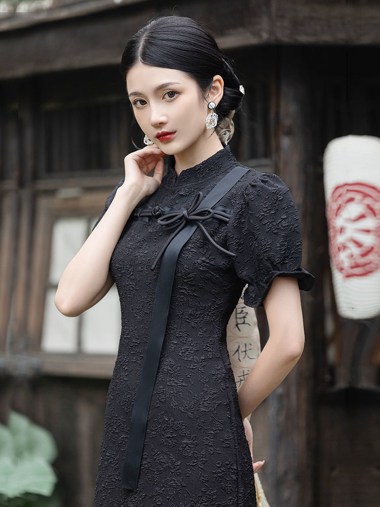 新しい風の改良されたチャイナドレスの黒いドレスの女性のデザインのセンスの気質の半袖のバラのジャカードスカート