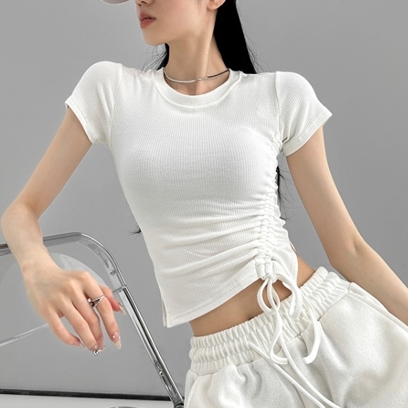 トップス カットソー Tシャツ 半袖 ラウンドネック プルオーバー ショート丈 サイドスリット シャーリング 可愛い かわいい 大人可愛い きれいめ シンプル 上品 おしゃれ かっこいい カジュアル