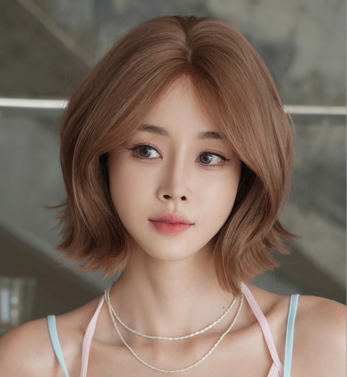 韓国風ショートウィッグ女性用手植えフルウィッグ30cm金茶色一文字前髪付き中分タイプ軽やかウェーブ自然な質感高温耐熱ファイバー丸顔カバー個性的スタイルチェンジ通気性日常や撮影