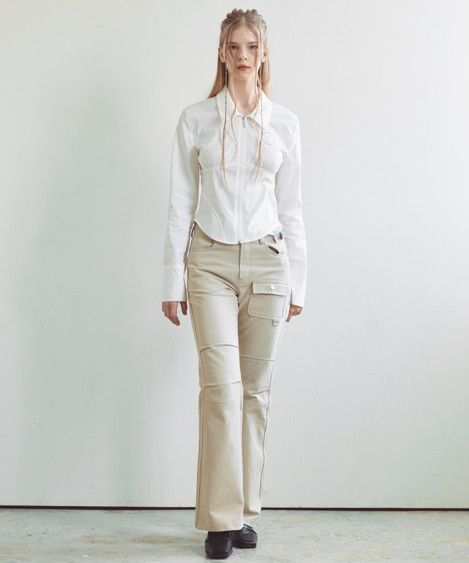 カーゴ ピンタック ブーツカット パンツ (ベージュ)