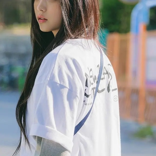NewJeans X 藤原ヒロシ COLLER(コレ) Tシャツ VER.2 (ホワイト) / 公式グッズ LINE FRIENDS KPOP