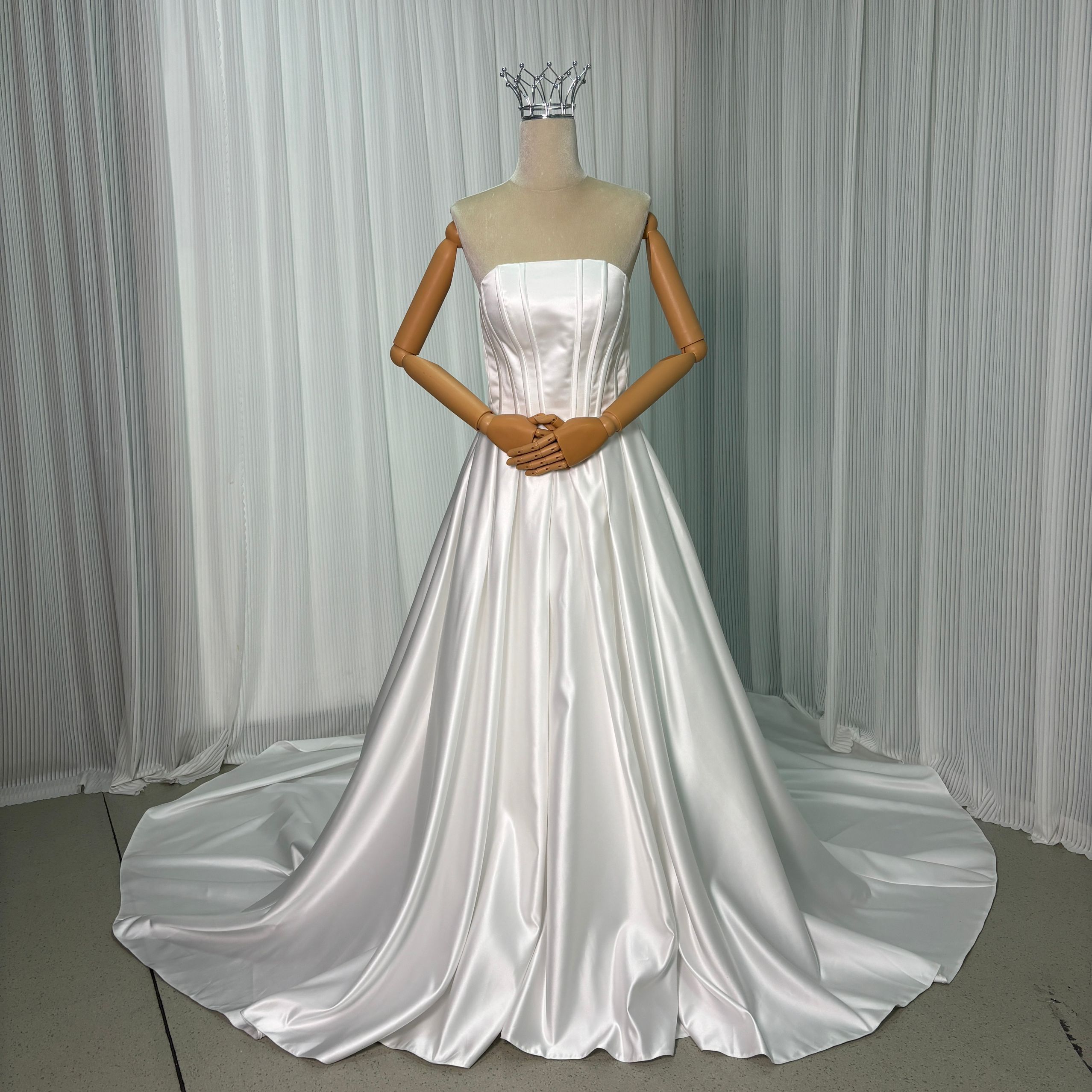 ウエディングドレス オフホワイト ベアトップ 編み上げ 華やかなトレーン 光沢サテン 披露宴/結婚式