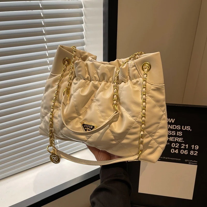 ショルダーバッグ トートバッグ 韓国ファッション 柔らかい表面の通勤バッグ大容量バッグ女性のための 2025新しい多用途ひし形チェーンファッションシングルショルダーバケット