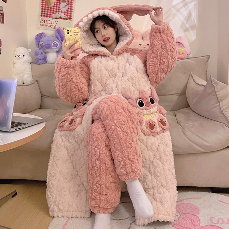 サンゴのベルベットの寝衣の女性秋冬の三階に綿の上着を挟んでフランネルのベルベットを厚くして長いパジャマの家の服を着ます
