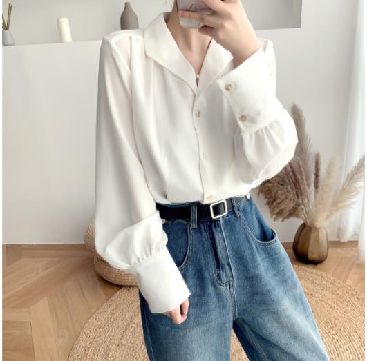 フレンチレトロホワイトシャツの女性デザインセンス 秋の韓国語バージョンルーズロングスリーブトップメス