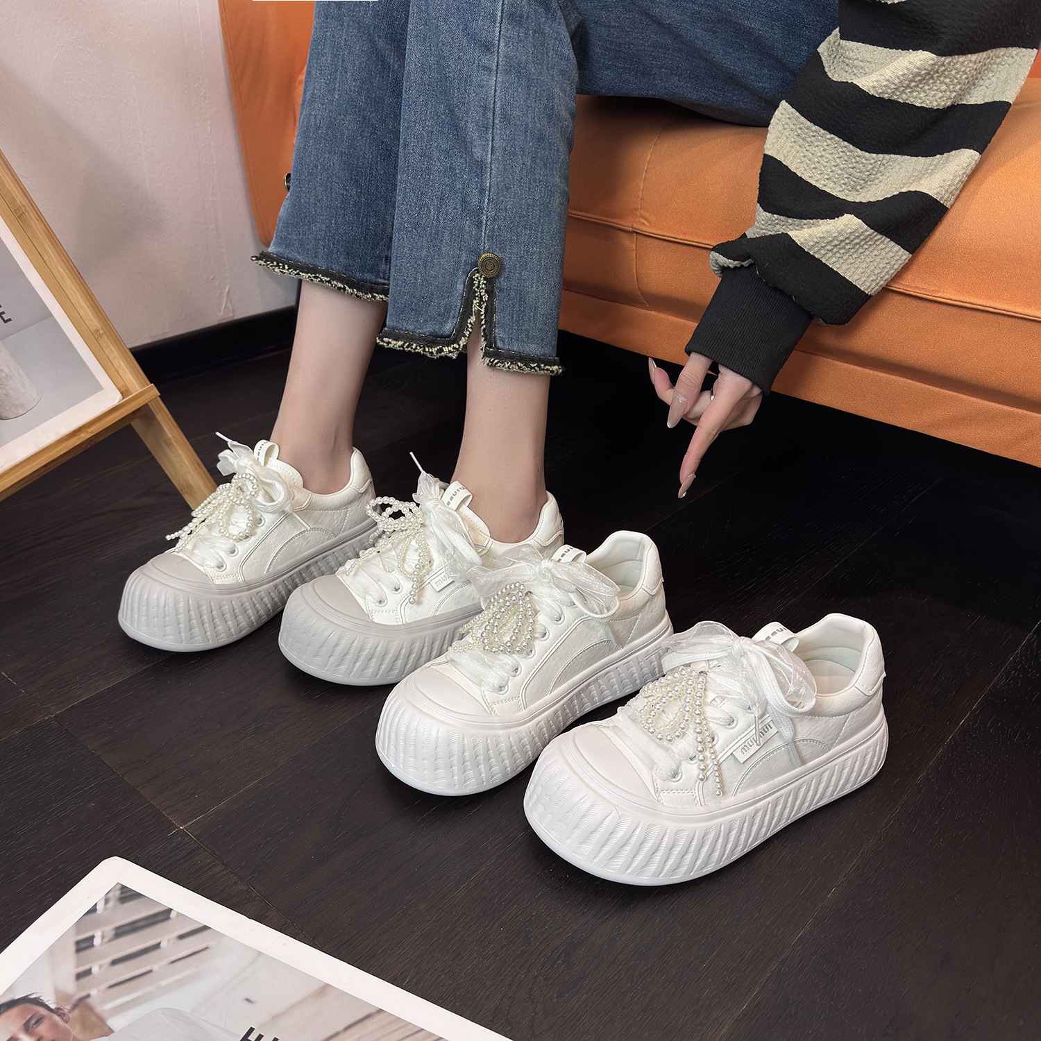 韓国版本革厚底パールビスケットホワイトシューズレディース2025年新作ファッションビッグヘッドパンプスソフトボトムシューズトレンド 4,772円