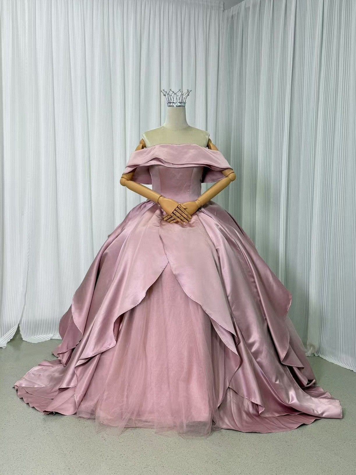カラードレス ピンク オフショルダー 編み上げ プリンセスライン 光沢サテン ソフトチュール 華やかなトレーン 結婚式 前撮り レイヤードドレス 42,237円